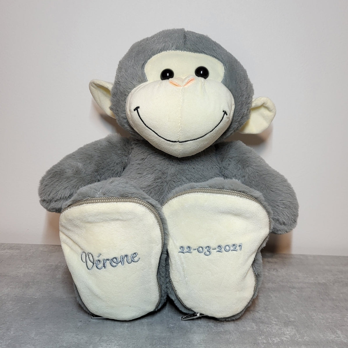 Knuffelbeer geborduurd op de voet