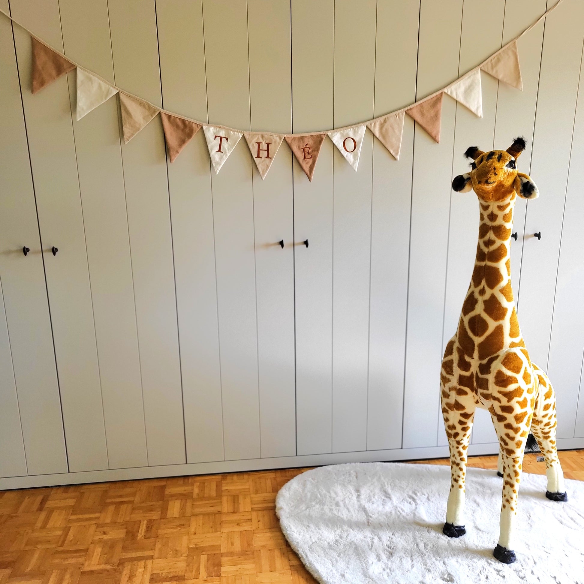 Geborduurde en gepersonaliseerde  vlaggenlijn versiering voor geboorte of verjaardag vlag met naam kinderkamer